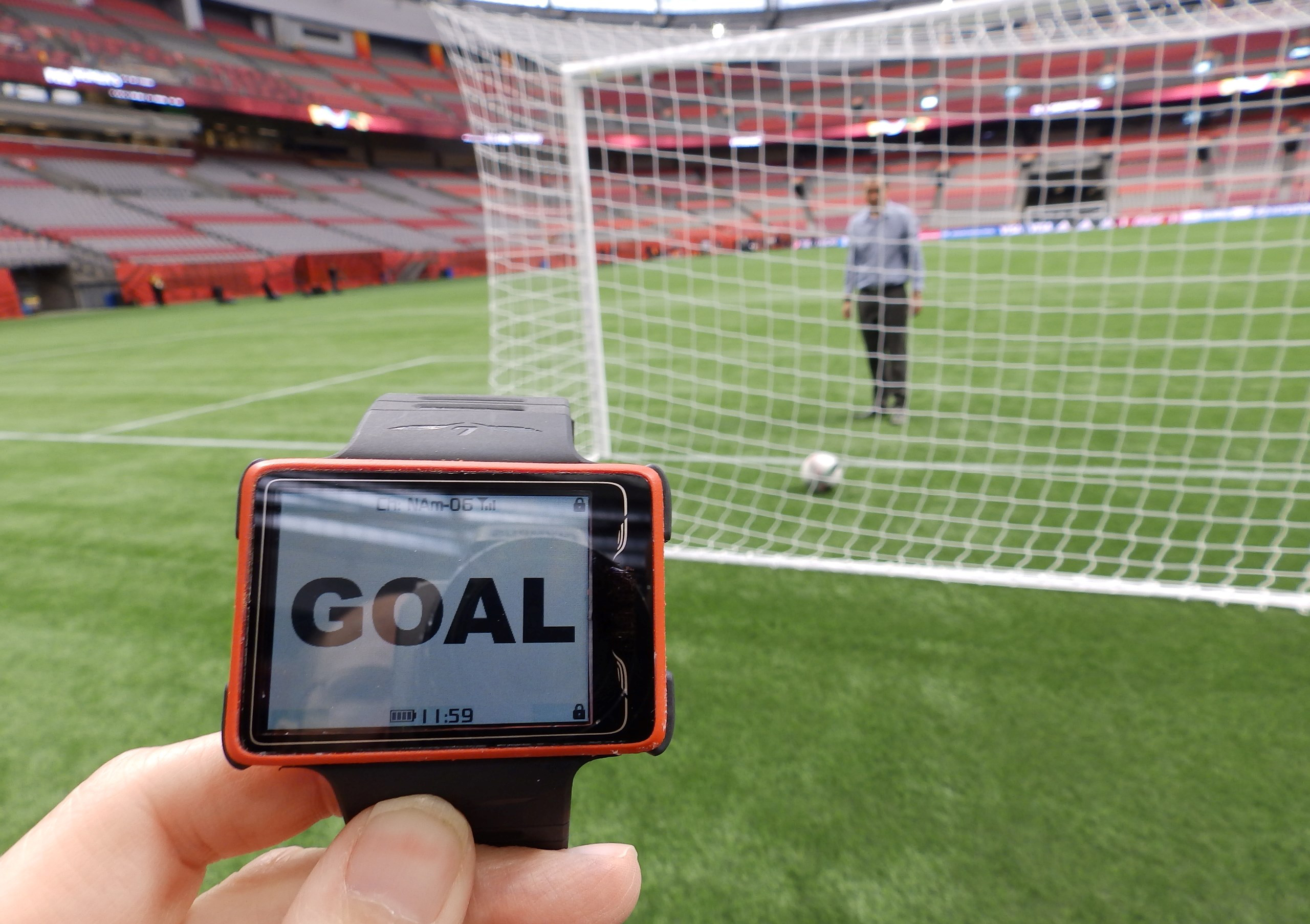 Imagem com um relógio e  um gol de fundo, Ilustrando o funcionamento do goal-line.